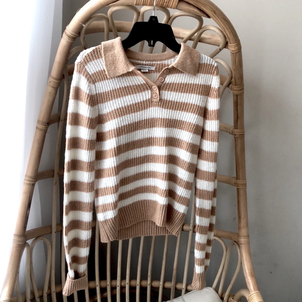 Selling American eagle shirt in XS with no stains with a cream and white color.